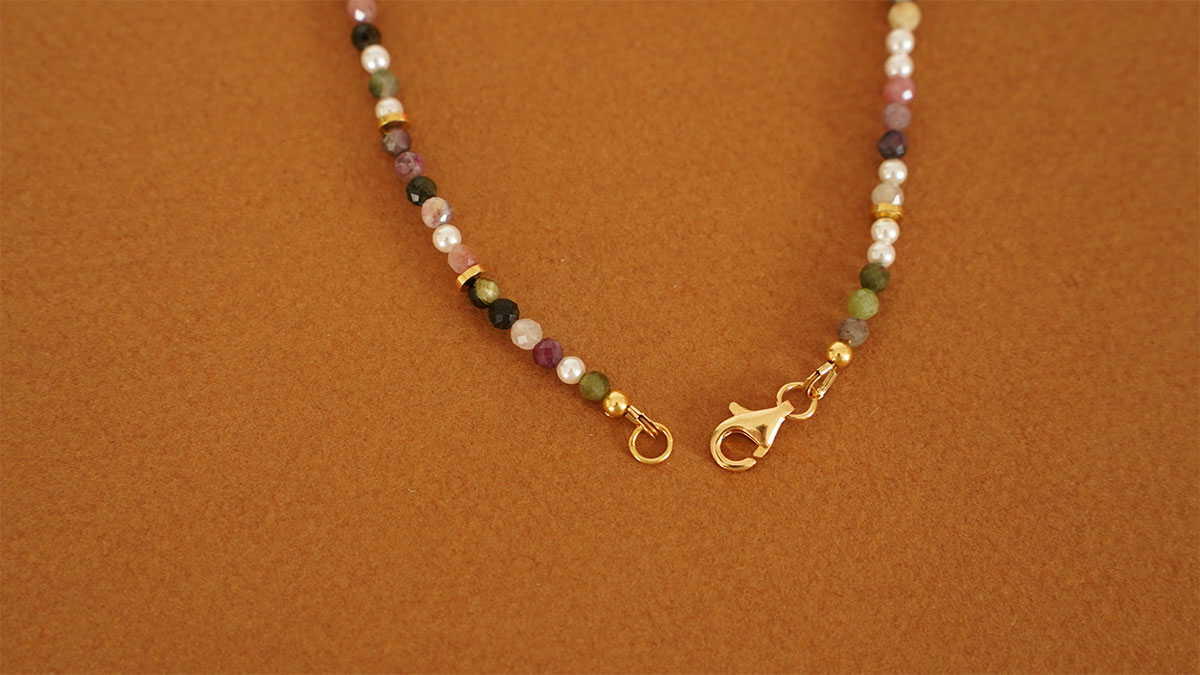 Collana di perle di tormalina con trifoglio di avventurina : Tappa 6 Collana di perle di tormalina con trifoglio di avventurina : Tappa 6