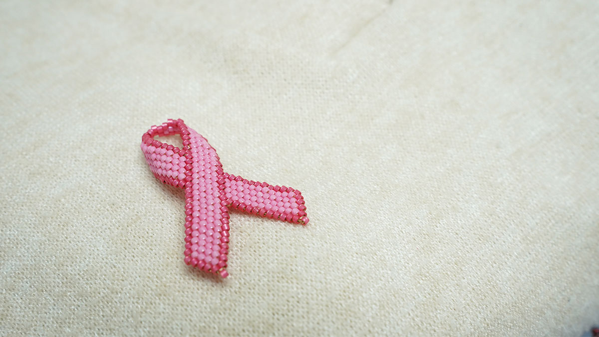 Schema Spilla con nastro rosa di ottobre Schema Spilla con nastro rosa di ottobre