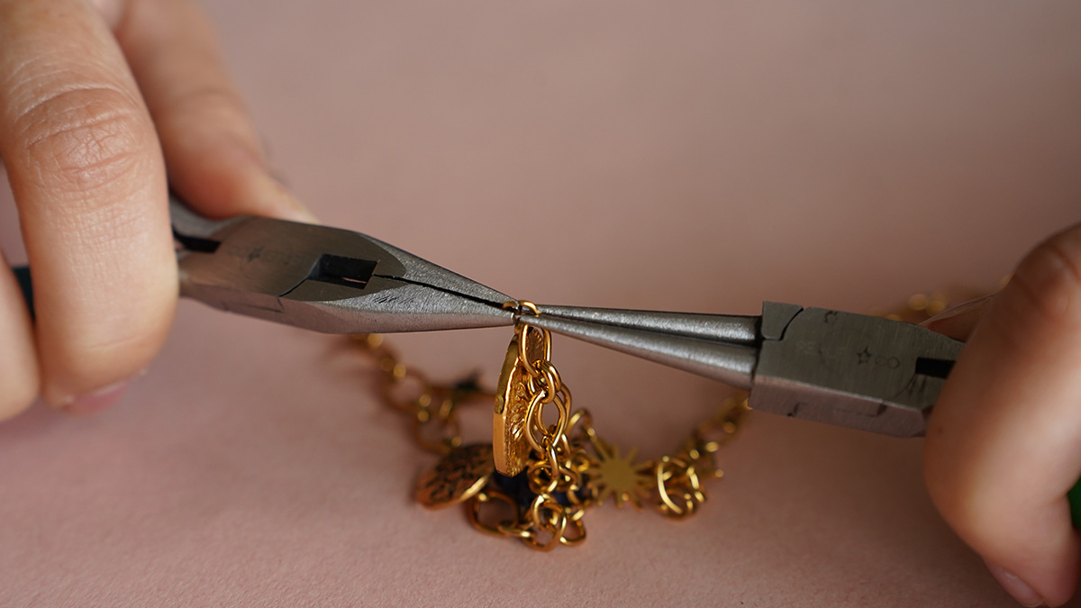 I miei gioielli fai-da-te - Kit di gioielli Charms Collana Astres in acciaio inox Dorato : Tappa 2 I miei gioielli fai-da-te - Kit di gioielli Charms Collana Astres in acciaio inox Dorato : Tappa 2