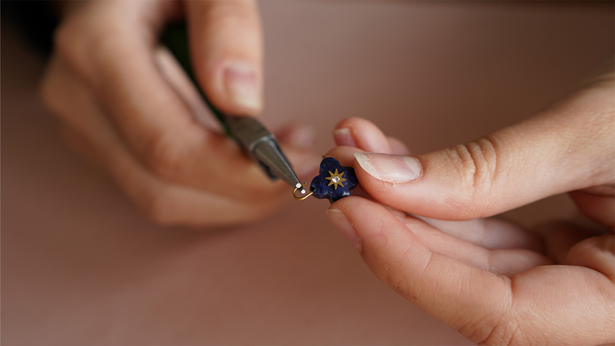 I miei gioielli fai-da-te - Kit di gioielli Charms Collana Astres in acciaio inox Dorato : Tappa 4 I miei gioielli fai-da-te - Kit di gioielli Charms Collana Astres in acciaio inox Dorato : Tappa 4