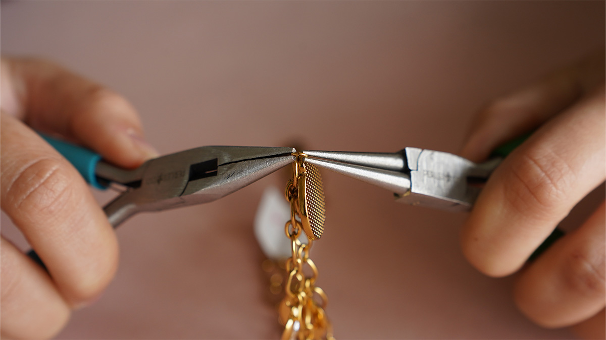 I miei gioielli fai-da-te - Kit di gioielli Collana con charms Cuori in acciaio inossidabile Dorato : Tappa 2 I miei gioielli fai-da-te - Kit di gioielli Collana con charms Cuori in acciaio inossidabile Dorato : Tappa 2