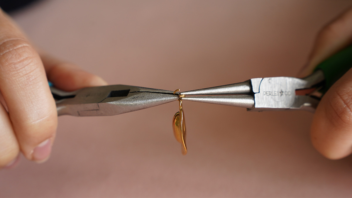 I miei gioielli fai da te - Kit di gioielli Collana con ciondoli occidentali in acciaio inossidabile placcato oro : Tappa 2 I miei gioielli fai da te - Kit di gioielli Collana con ciondoli occidentali in acciaio inossidabile placcato oro : Tappa 2