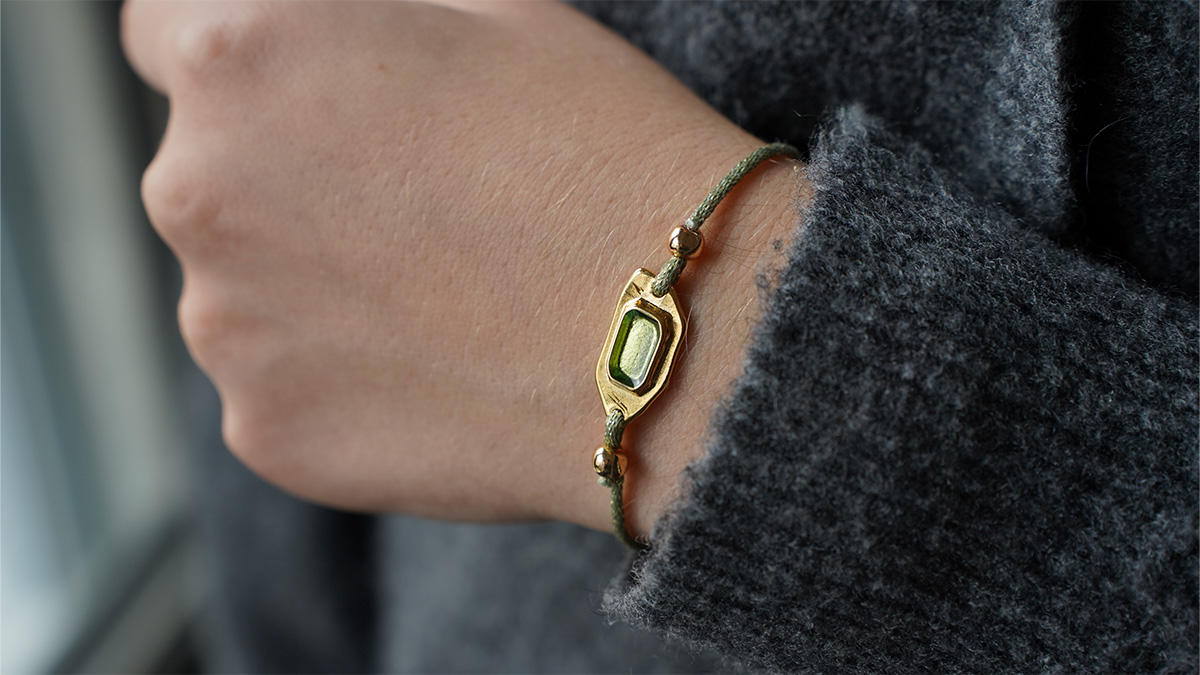 Schema Bracciale in cordoncino con distanziatore verde