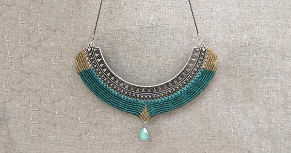 Collana in micro macramè con distanziatore torque e pera cabochon PureCrystal