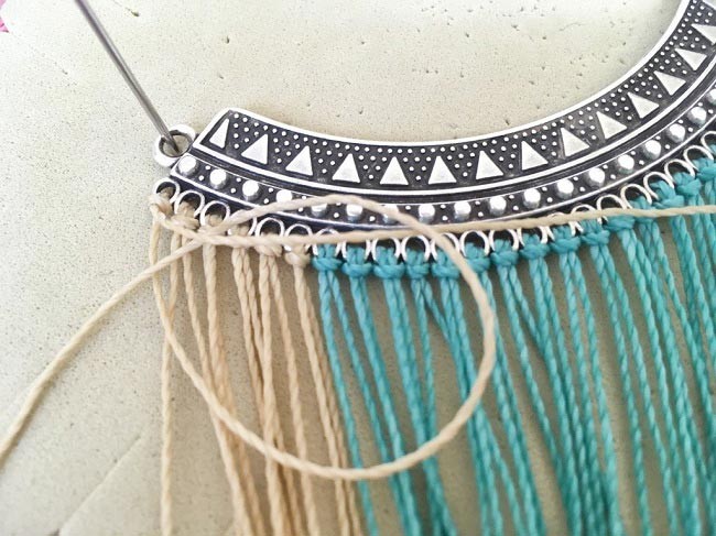 Collana in micro macramè con distanziatore torque e pera cabochon PureCrystal : Tappa 4