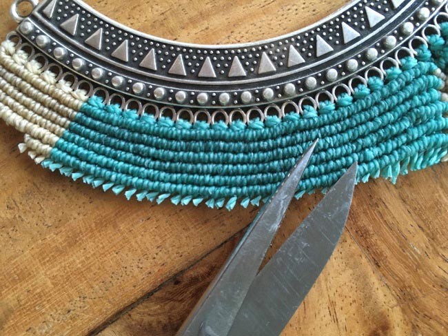 Collana in micro macramè con distanziatore torque e pera cabochon PureCrystal : Tappa 10