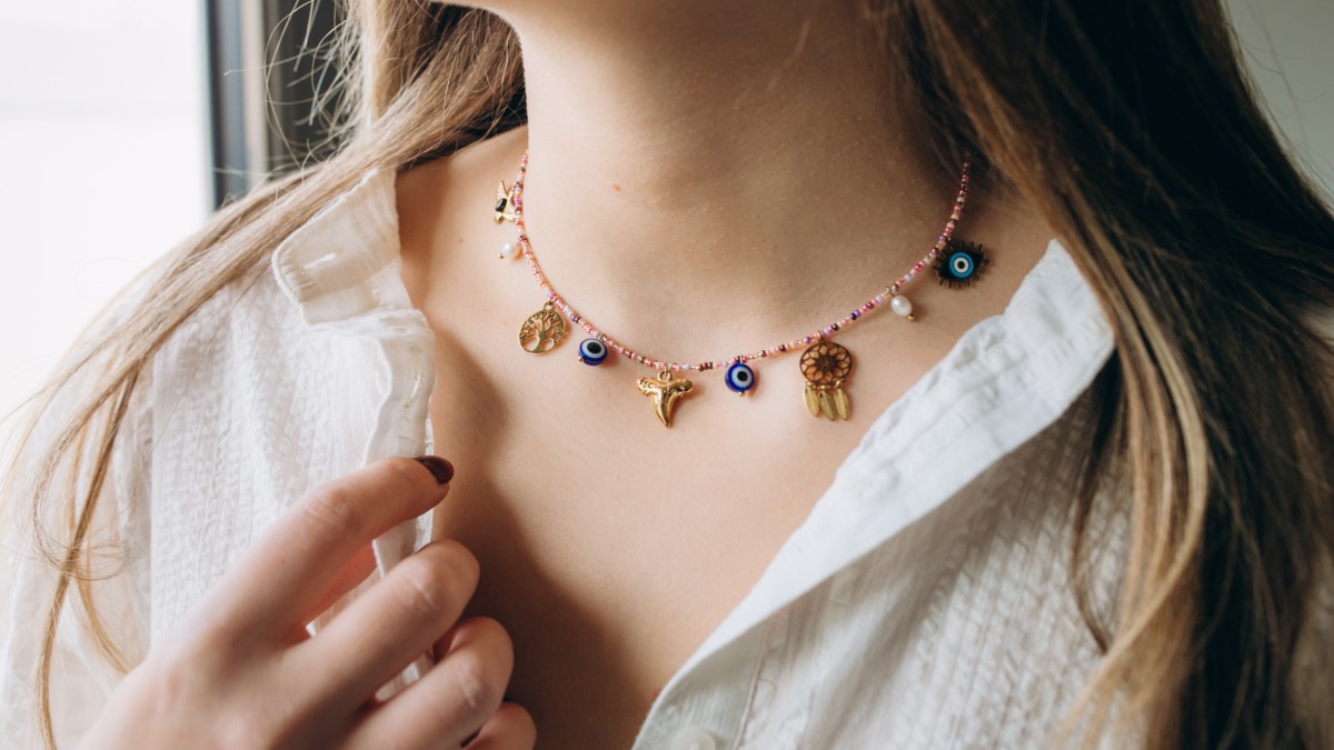 Collana di ciondoli con perle di semi Collana di ciondoli con perle di semi