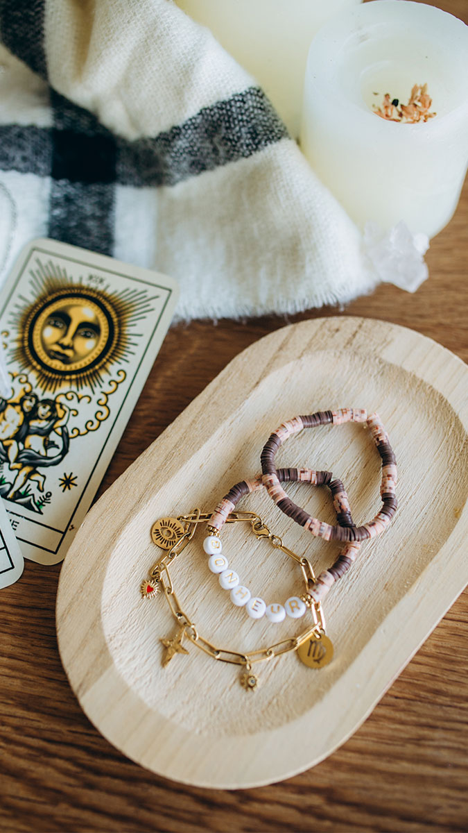 Bracciali simbolici con ciondoli e lettere miste