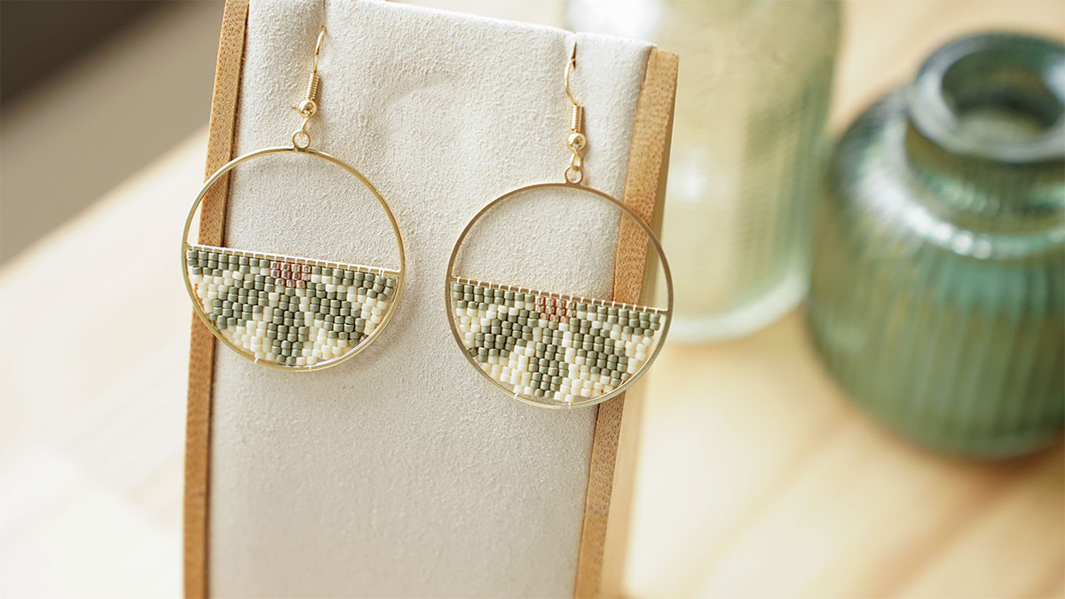 Orecchini con intreccio di mezzi fiori