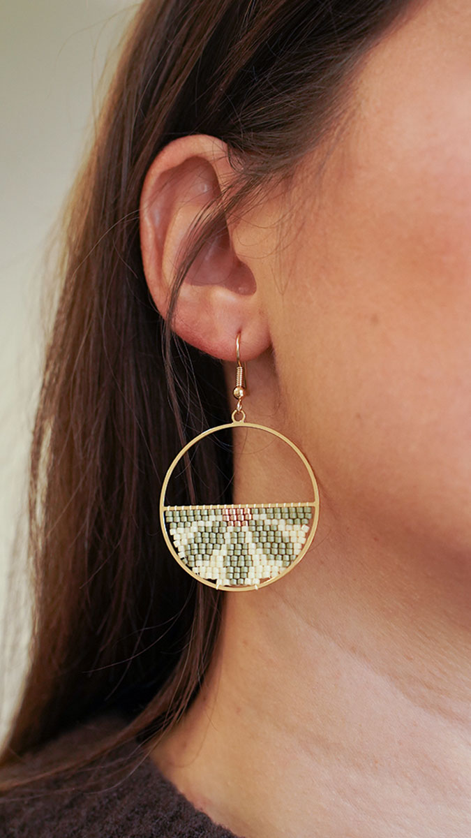 Orecchini con intreccio di mezzi fiori