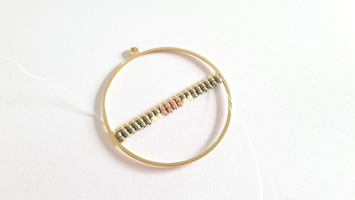 Orecchini con intreccio di mezzi fiori : Tappa 2 Orecchini con intreccio di mezzi fiori : Tappa 2