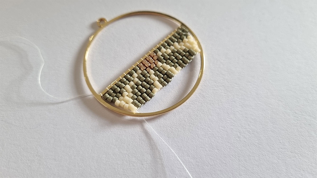 Orecchini con intreccio di mezzi fiori : Tappa 3 Orecchini con intreccio di mezzi fiori : Tappa 3