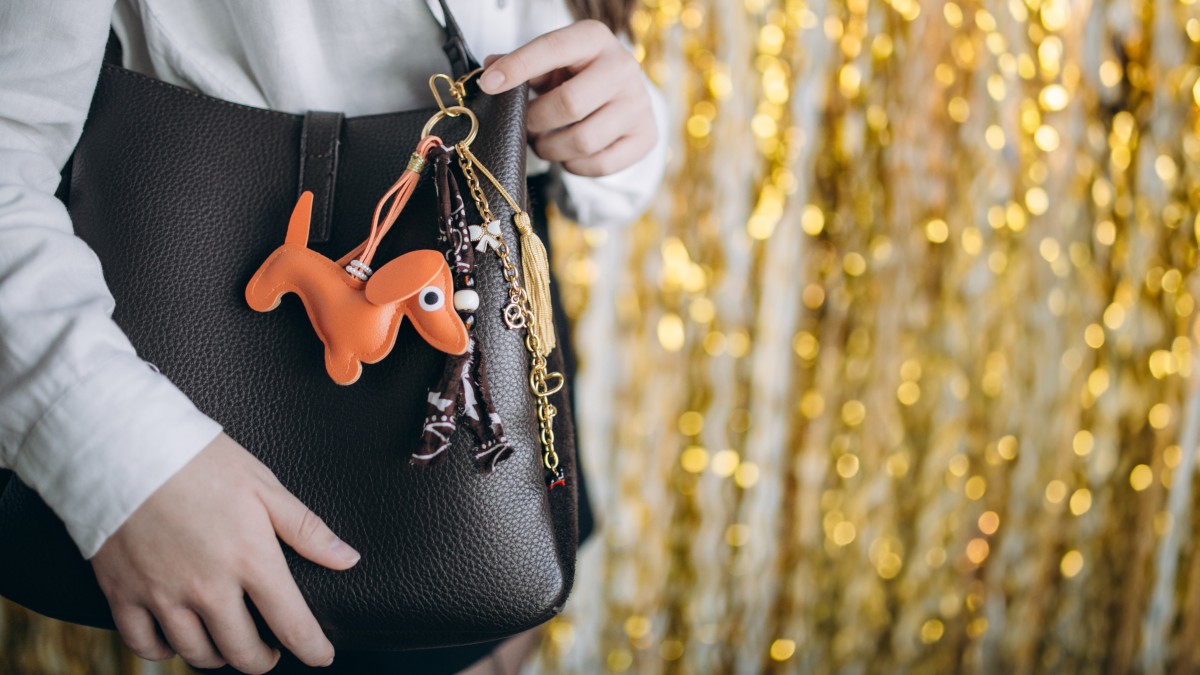 Borsa gioiello con pendente a forma di bassotto, pompon e bandana Borsa gioiello con pendente a forma di bassotto, pompon e bandana