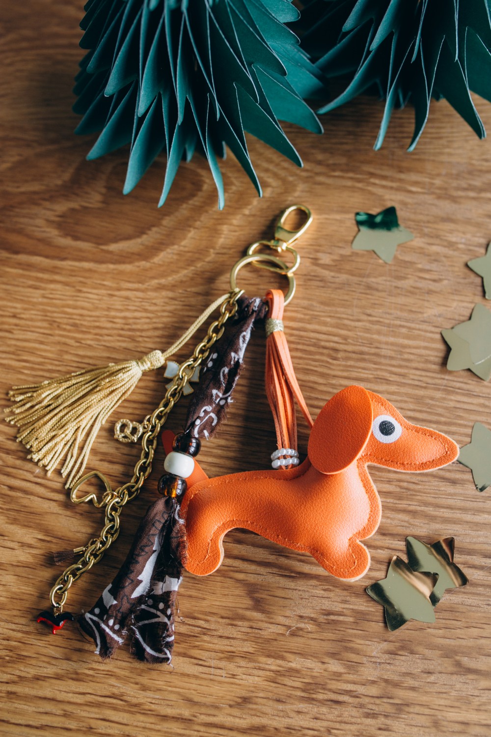 Borsa gioiello con pendente a forma di bassotto, pompon e bandana