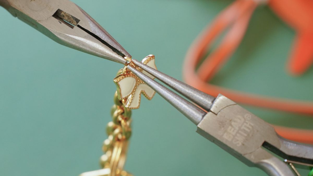 Borsa gioiello con pendente a forma di bassotto, pompon e bandana : Tappa 3 Borsa gioiello con pendente a forma di bassotto, pompon e bandana : Tappa 3