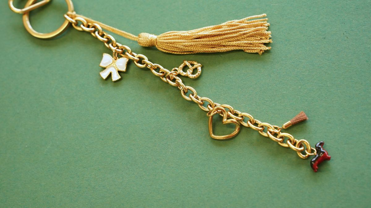 Borsa gioiello con pendente a forma di bassotto, pompon e bandana : Tappa 5 Borsa gioiello con pendente a forma di bassotto, pompon e bandana : Tappa 5