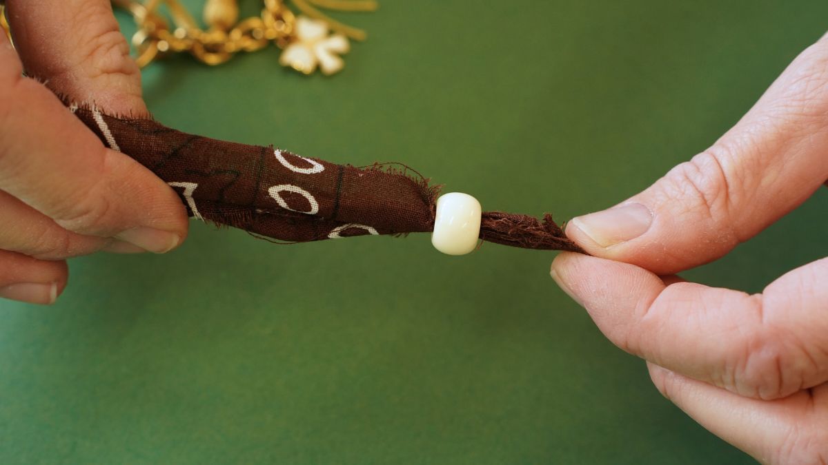 Borsa gioiello con pendente a forma di bassotto, pompon e bandana : Tappa 8 Borsa gioiello con pendente a forma di bassotto, pompon e bandana : Tappa 8