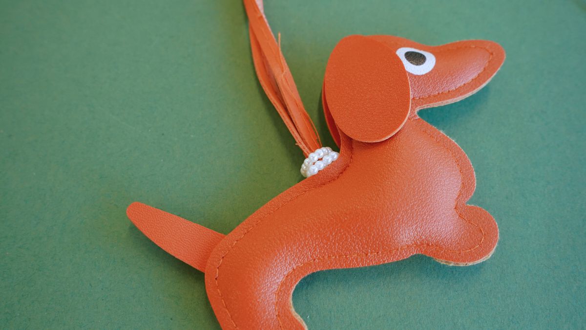 Borsa gioiello con pendente a forma di bassotto, pompon e bandana : Tappa 9 Borsa gioiello con pendente a forma di bassotto, pompon e bandana : Tappa 9