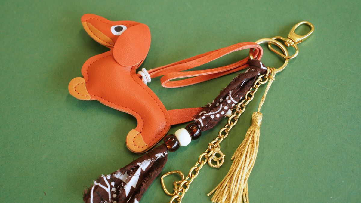 Borsa gioiello con pendente a forma di bassotto, pompon e bandana : Tappa 10 Borsa gioiello con pendente a forma di bassotto, pompon e bandana : Tappa 10