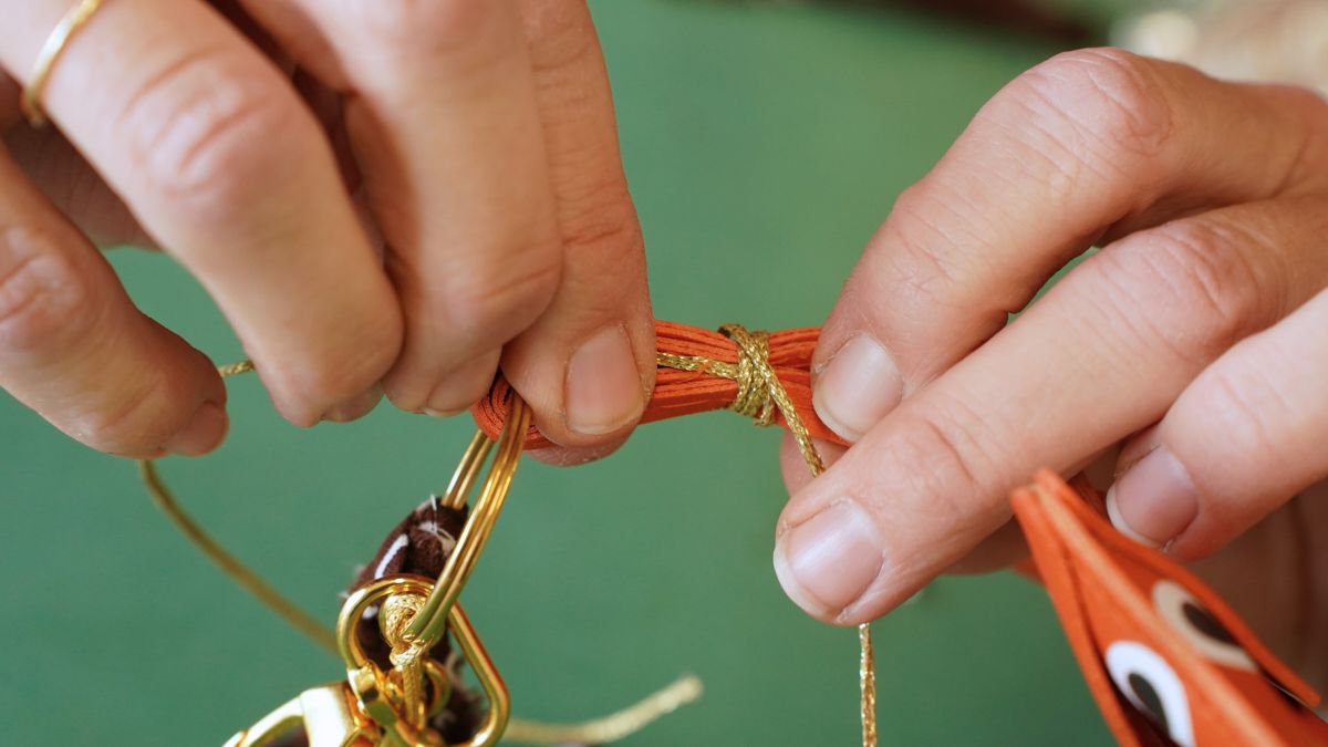 Borsa gioiello con pendente a forma di bassotto, pompon e bandana : Tappa 11 Borsa gioiello con pendente a forma di bassotto, pompon e bandana : Tappa 11