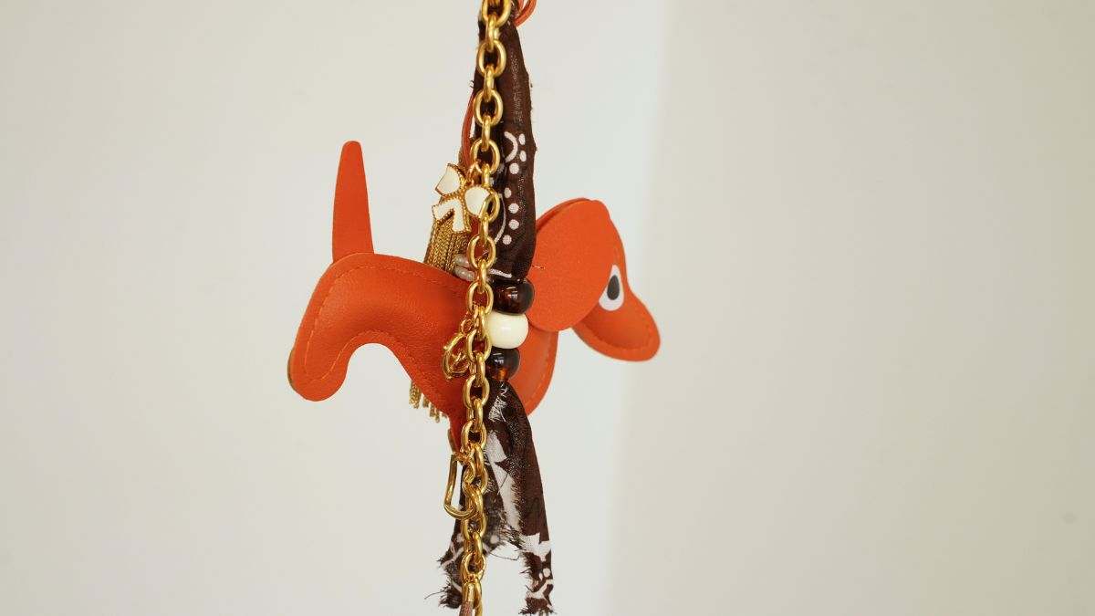 Borsa gioiello con pendente a forma di bassotto, pompon e bandana : Tappa 13 Borsa gioiello con pendente a forma di bassotto, pompon e bandana : Tappa 13