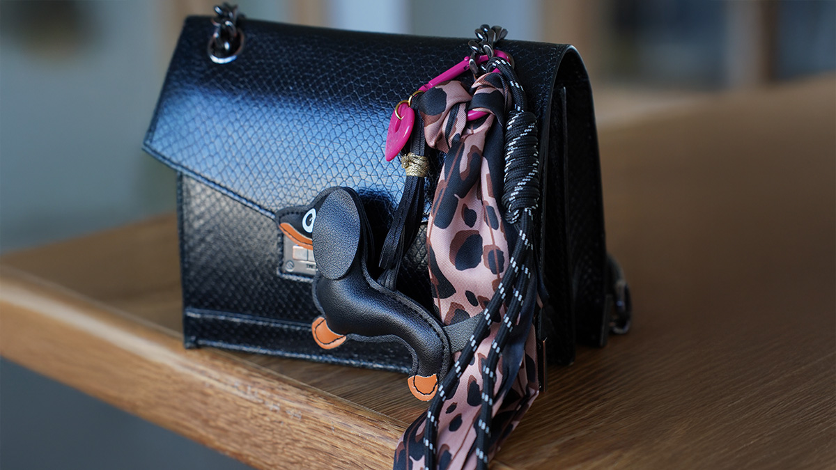 Borsa gioiello con pendente a forma di bassotto, pompon e bandana : Tappa 14