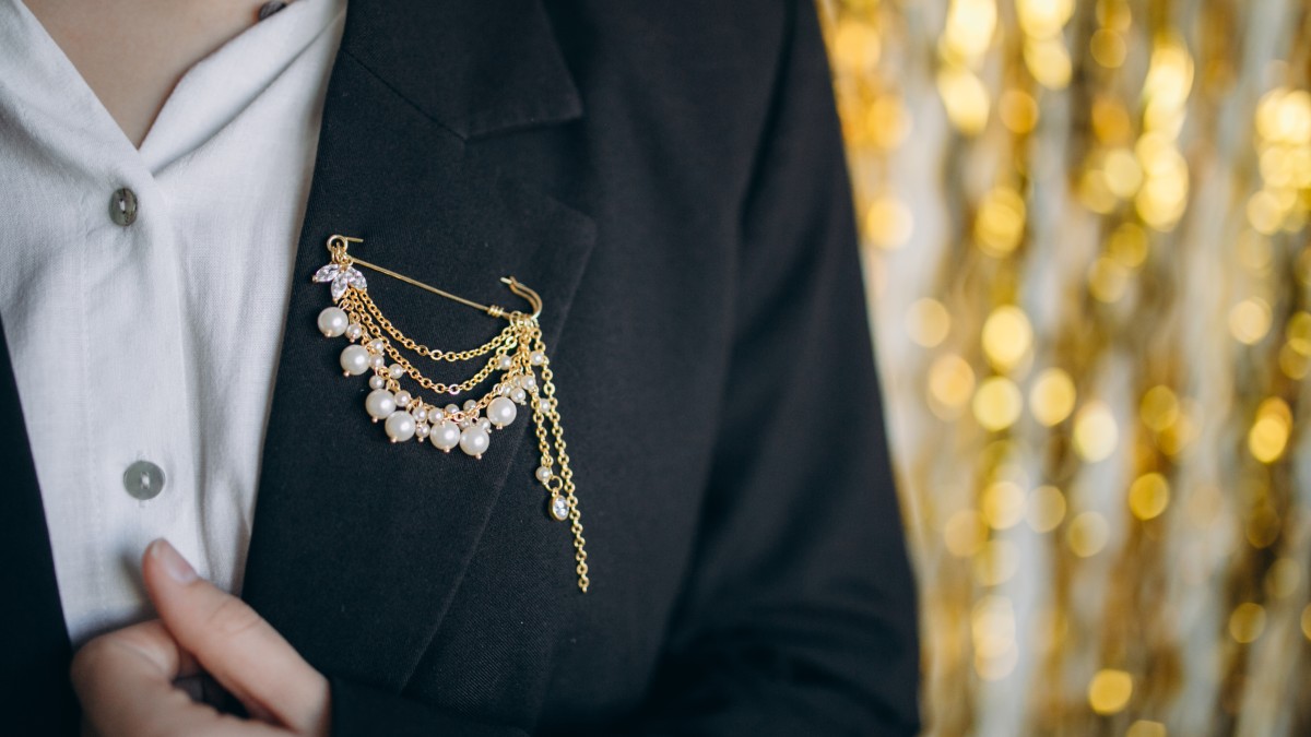 Broche à franges dorées et perles nacrées