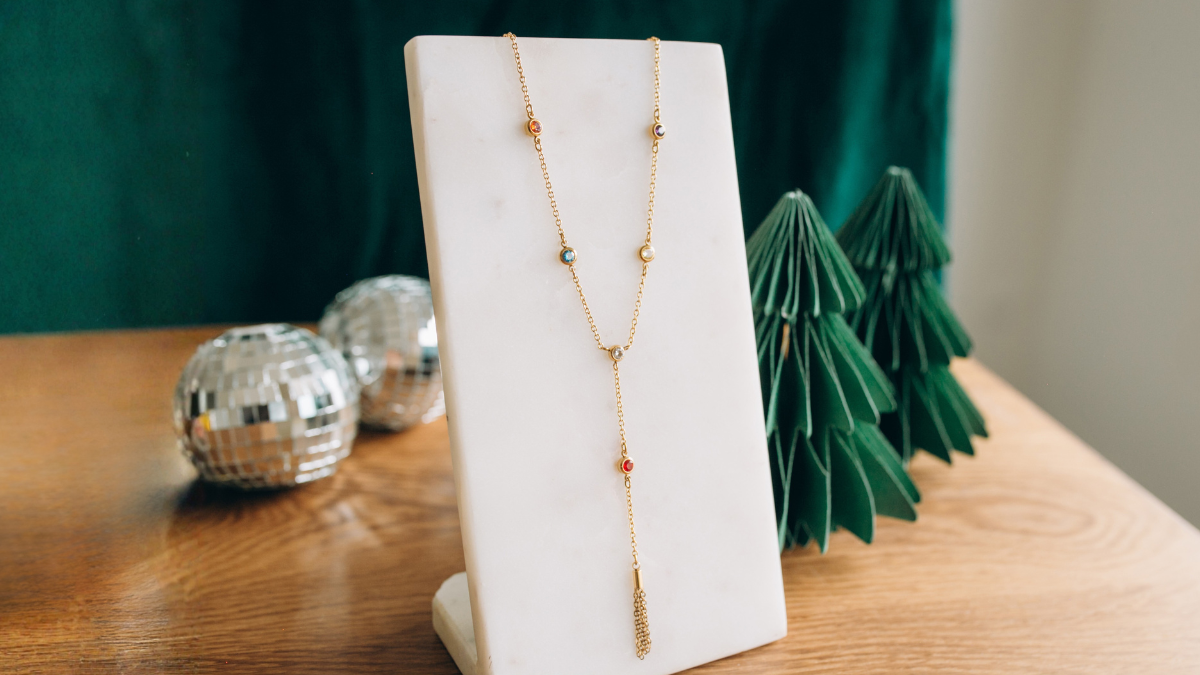 Collier cascade zircons et pompon en acier inoxydable Collier cascade zircons et pompon en acier inoxydable