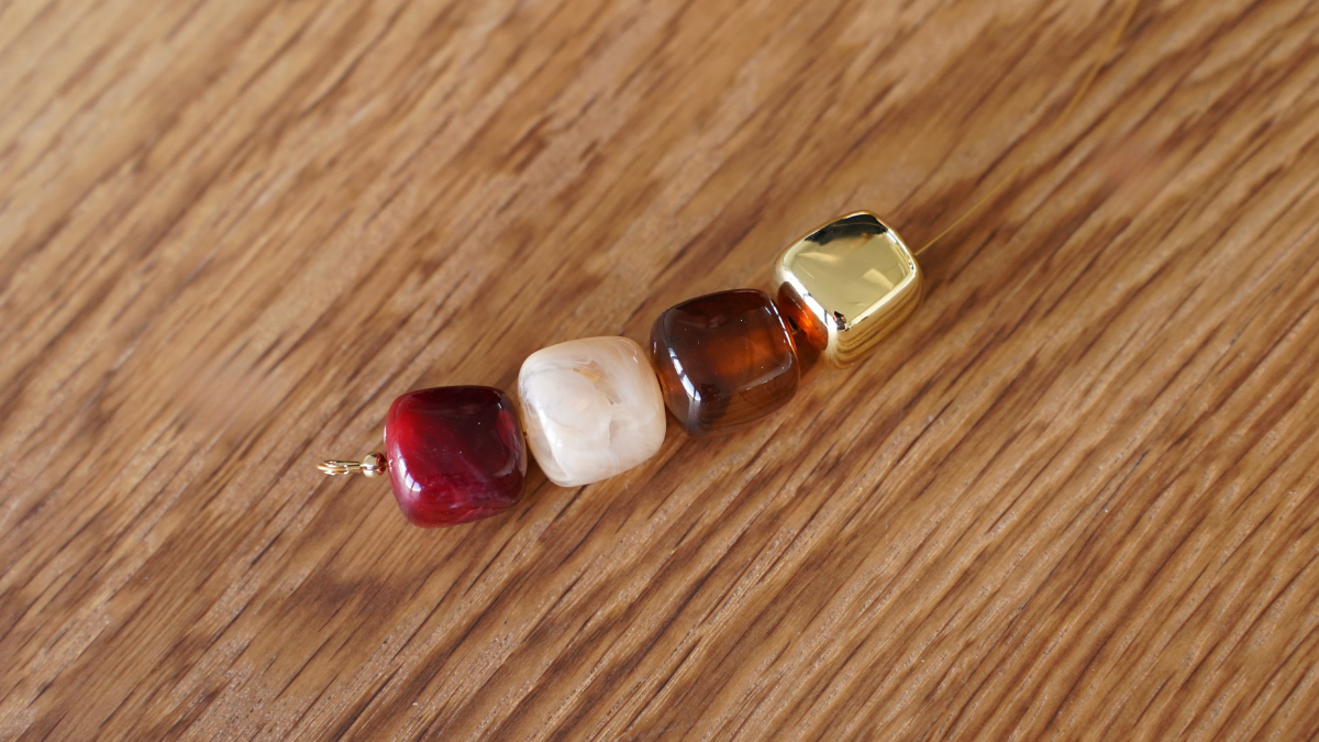 Collana di cubi irregolari in resina Perla : Tappa 3 Collana di cubi irregolari in resina Perla : Tappa 3