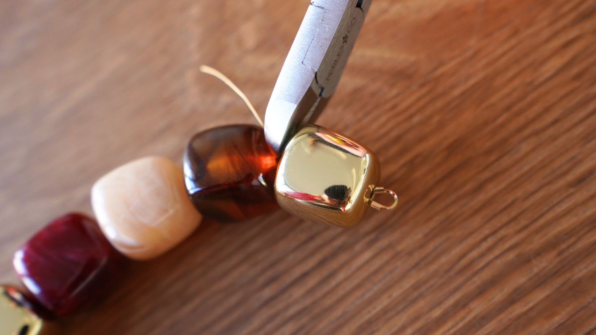 Collana di cubi irregolari in resina Perla : Tappa 6 Collana di cubi irregolari in resina Perla : Tappa 6