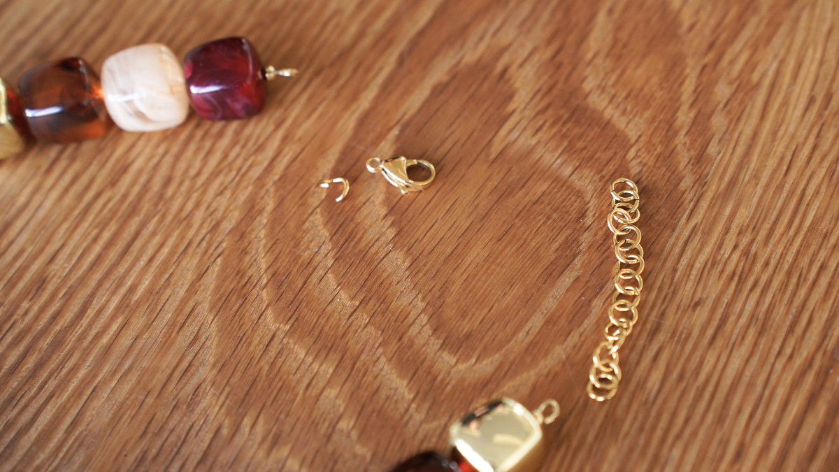 Collana di cubi irregolari in resina Perla : Tappa 7 Collana di cubi irregolari in resina Perla : Tappa 7