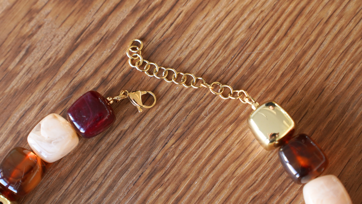 Collana di cubi irregolari in resina Perla : Tappa 8 Collana di cubi irregolari in resina Perla : Tappa 8