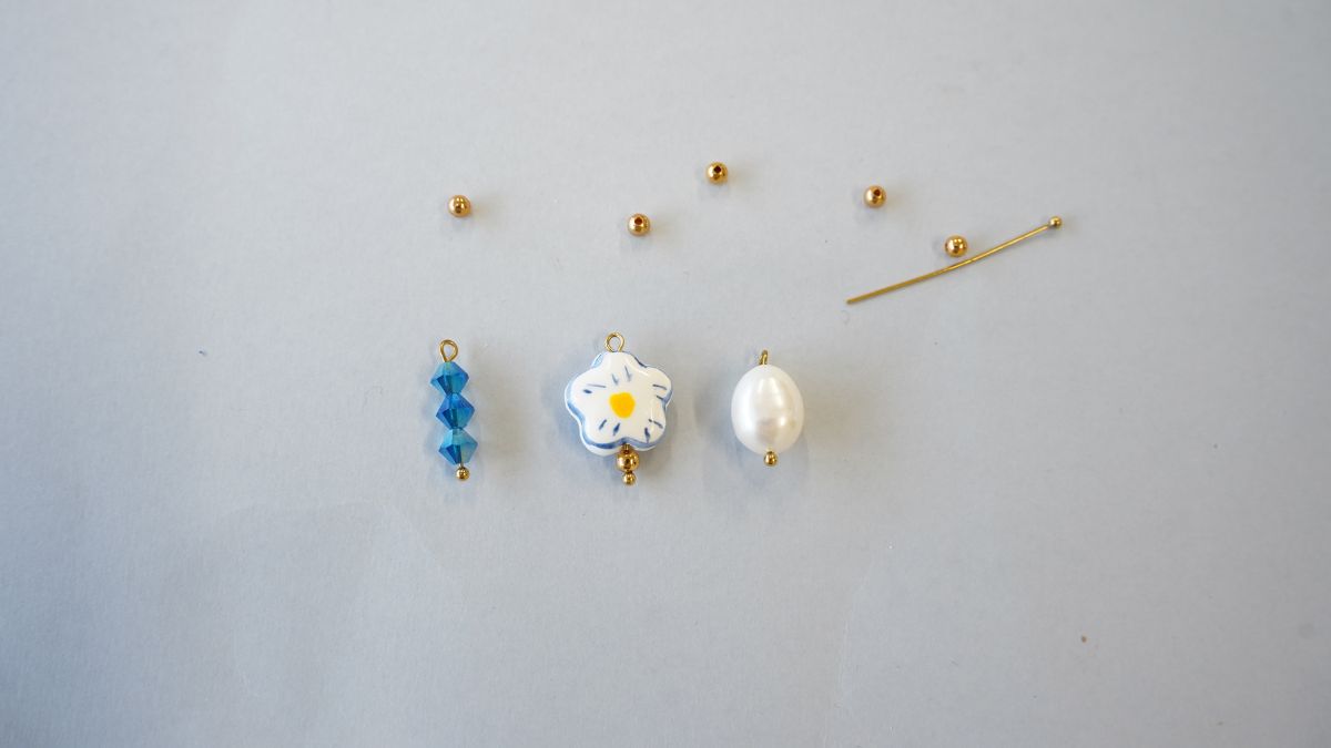 Braccialetto fai da te in acciaio inossidabile Dorato con perle blu e bianche : Tappa 2