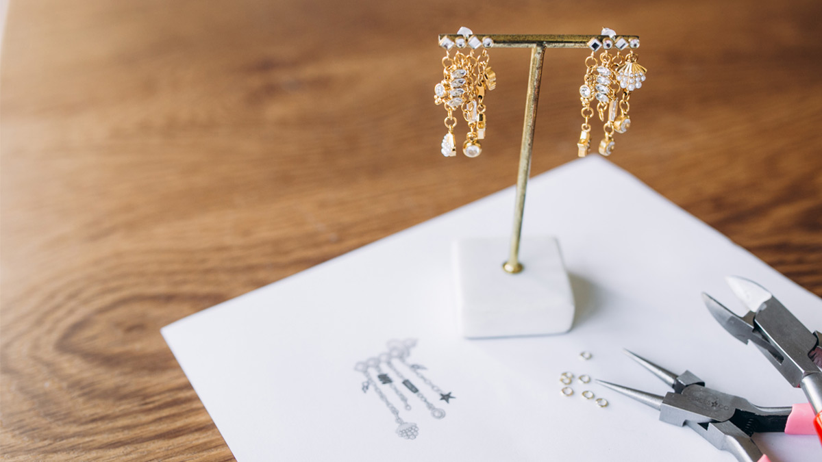 Orecchini pendenti con charms in acciaio inossidabile