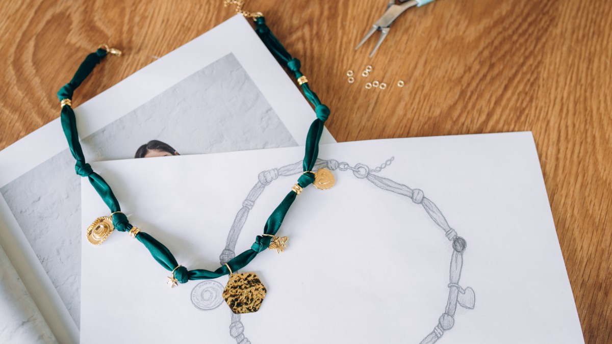 Schema Girocollo in tessuto verde foresta con Ciondoli dorati