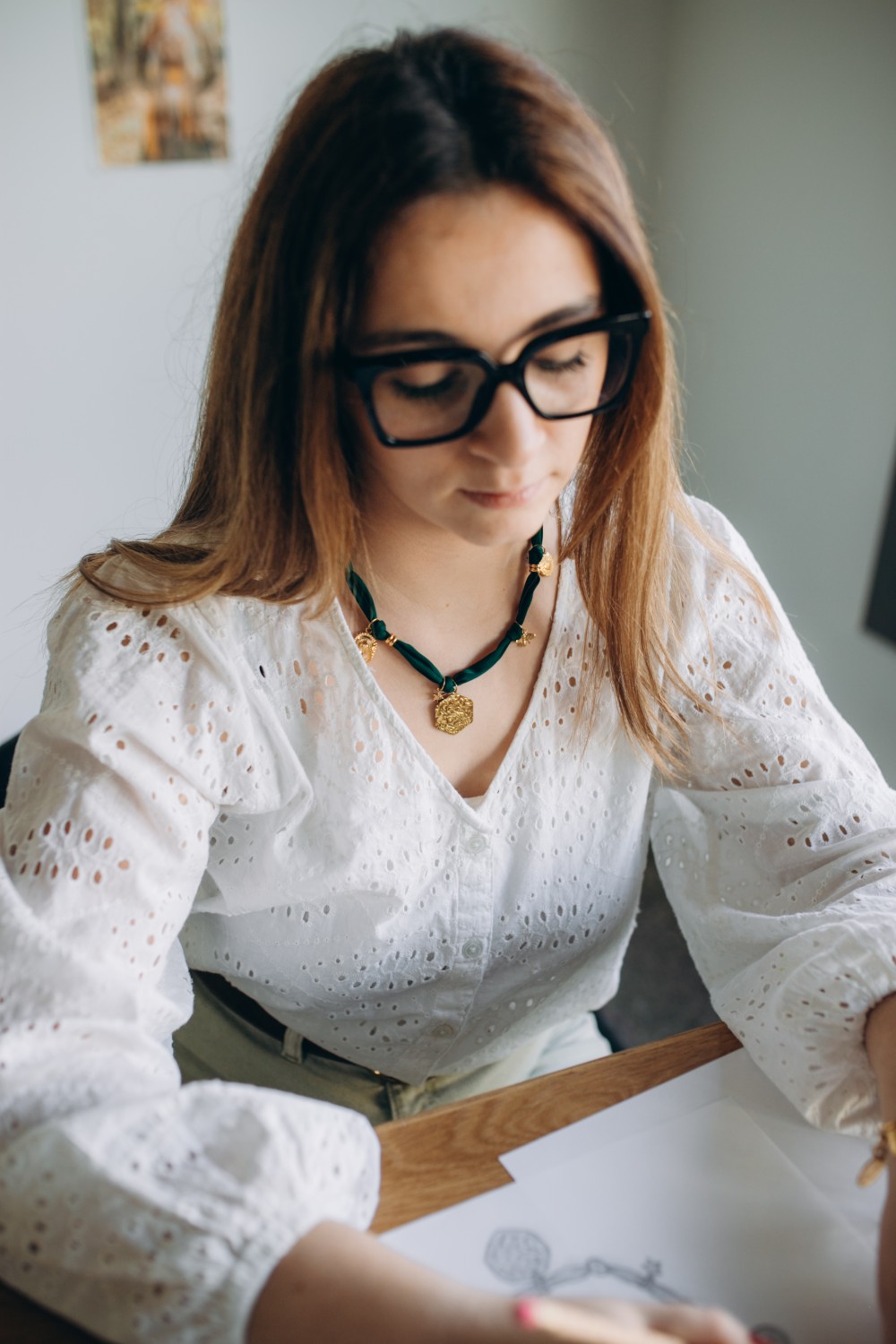 Girocollo in tessuto verde foresta con Ciondoli dorati
