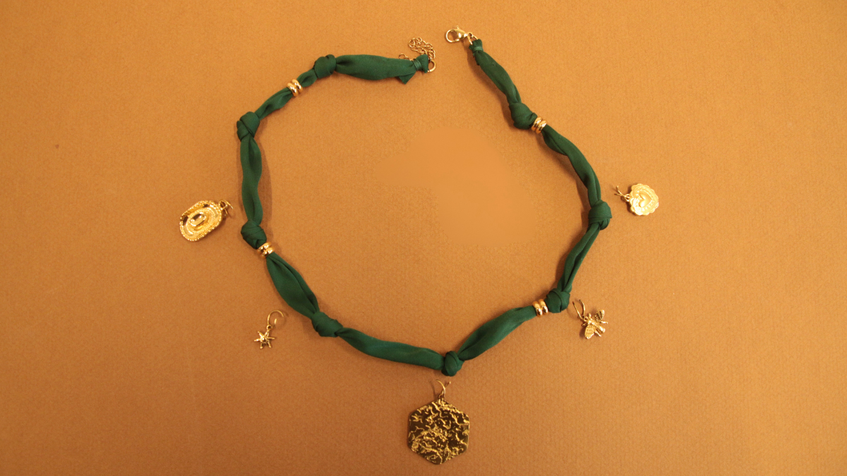 Girocollo in tessuto verde foresta con Ciondoli dorati : Tappa 1