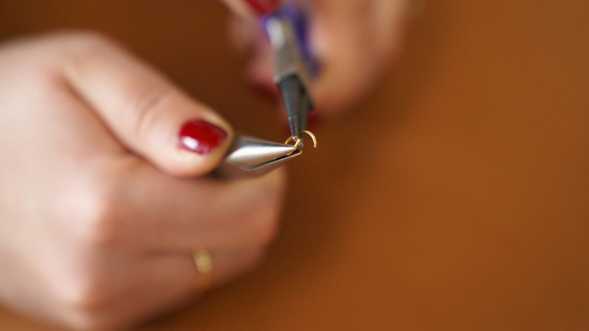 Girocollo in tessuto verde foresta con Ciondoli dorati : Tappa 2
