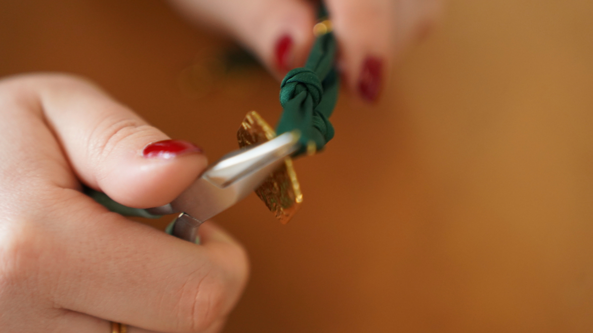 Girocollo in tessuto verde foresta con Ciondoli dorati : Tappa 3