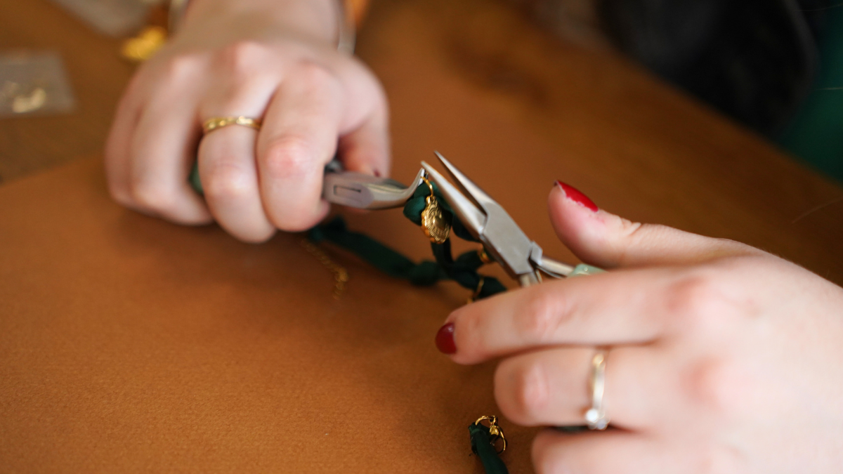 Girocollo in tessuto verde foresta con Ciondoli dorati : Tappa 4