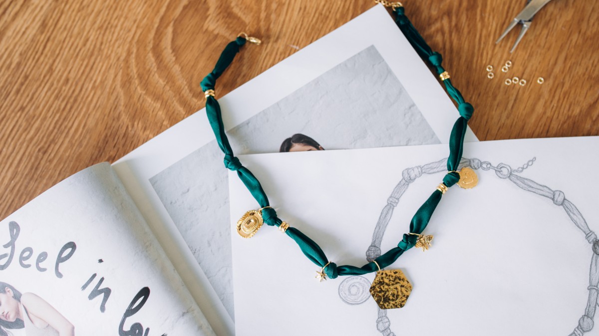 Girocollo in tessuto verde foresta con Ciondoli dorati : Tappa 5