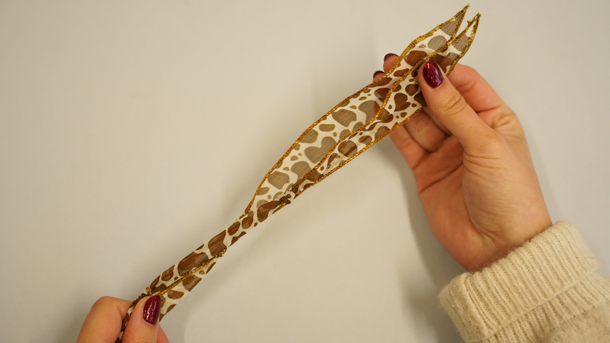 Nastro di seta con motivo a mucca e Ciondoli d'oro : Tappa 1