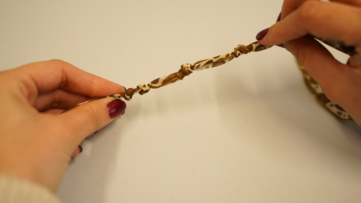 Nastro di seta con motivo a mucca e Ciondoli d'oro : Tappa 2