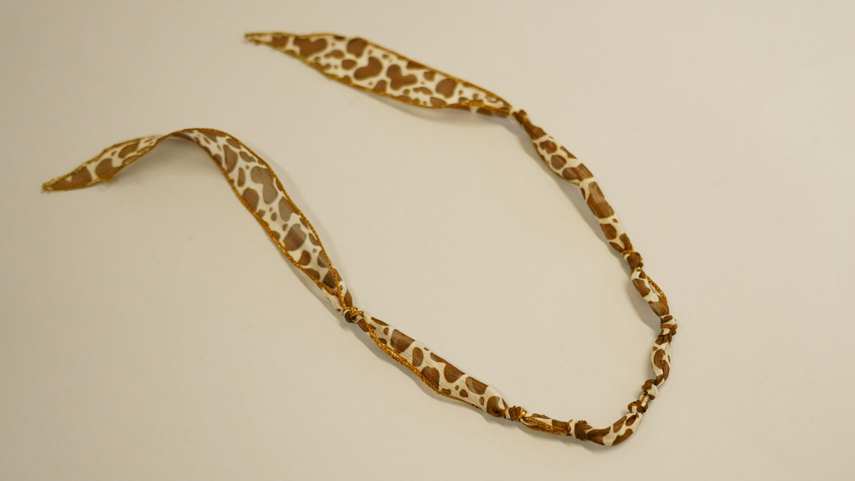 Nastro di seta con motivo a mucca e Ciondoli d'oro : Tappa 3