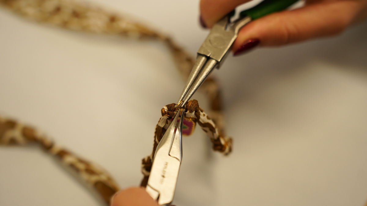 Nastro di seta con motivo a mucca e Ciondoli d'oro : Tappa 4