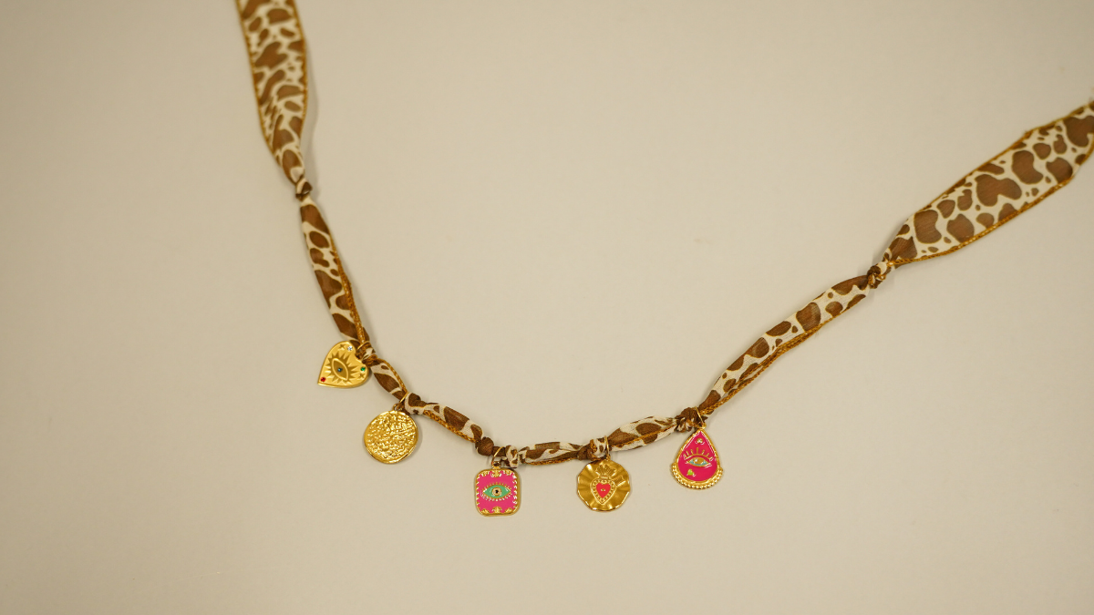 Nastro di seta con motivo a mucca e Ciondoli d'oro : Tappa 5