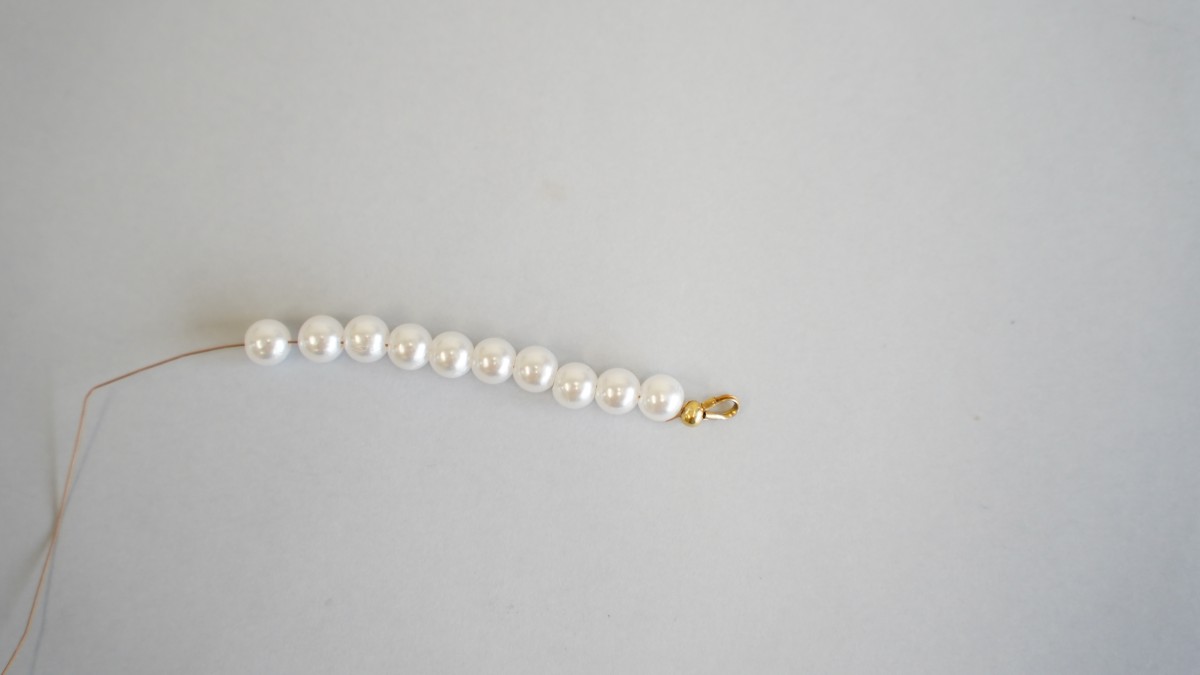 Braccialetto di San Valentino fai da te con cuori rossi e perline : Tappa 1