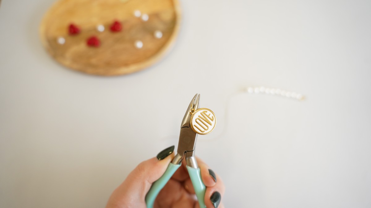 Braccialetto di San Valentino fai da te con cuori rossi e perline : Tappa 2