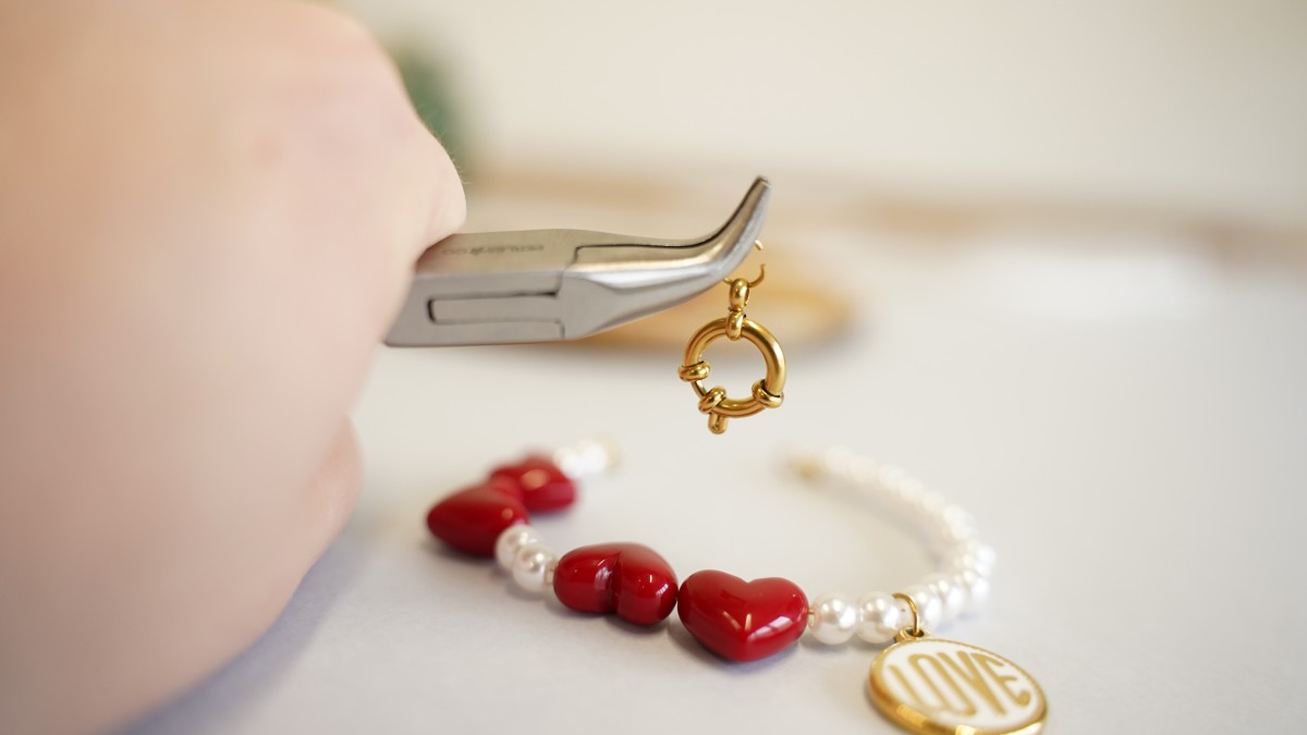 Braccialetto di San Valentino fai da te con cuori rossi e perline : Tappa 5