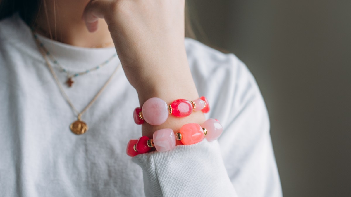 Bracciale elastico fai da te con perle rosa